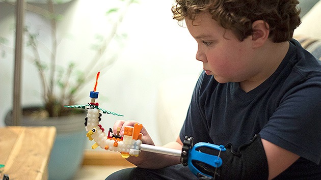 Un niño de 9 años diseña su propia prótesis con piezas de Lego