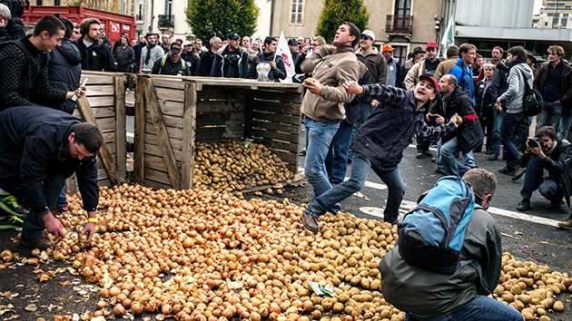 Agricultores franceses protestan con 100 toneladas de desechos en las calles