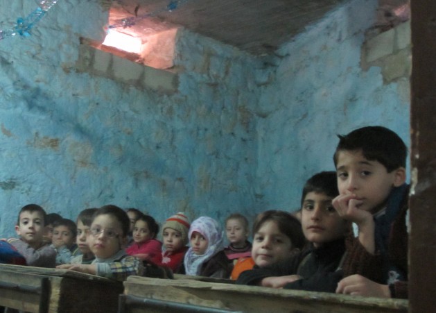 Niñas y niños de Alepo aprenden en escuelas subterráneas