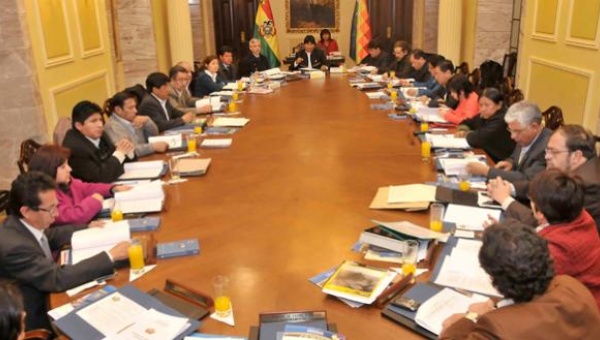 Bolivia aprueba decreto de control de uso de armas y municiones