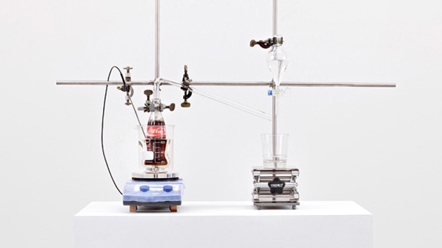 Artista desarrolla dispositivo que convierte la Coca-Cola en agua potable