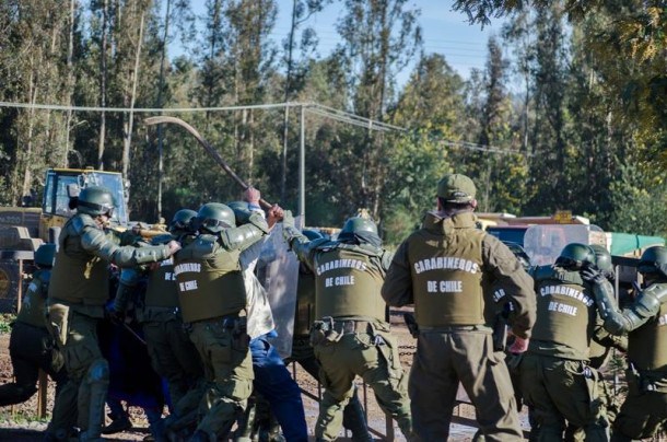 Denuncian golpiza de carabineros a menor mapuche en desalojo de fundo