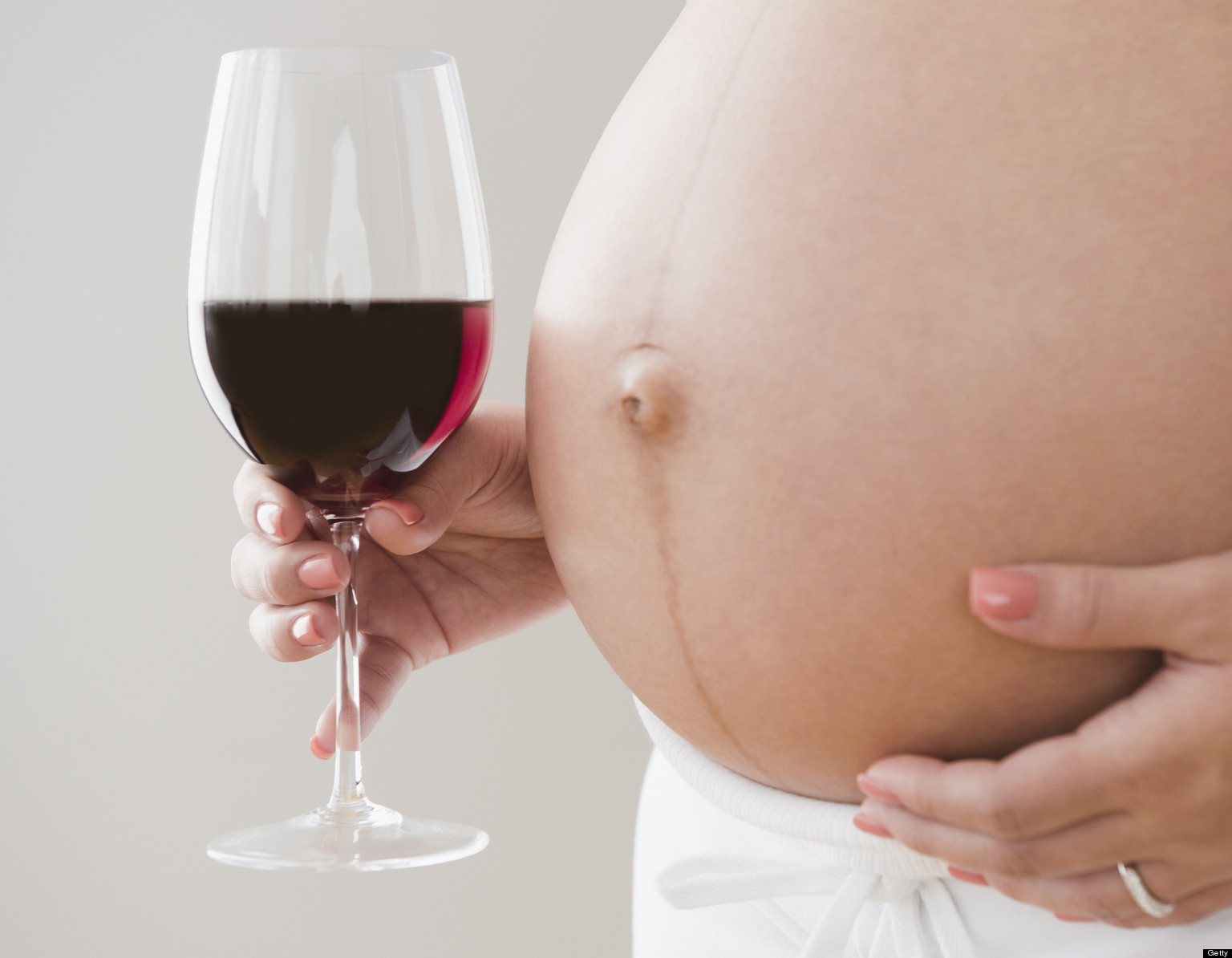 Mujer embarazada que consumía vodka y ocho latas de cerveza al día fue acusada de “crimen violento”