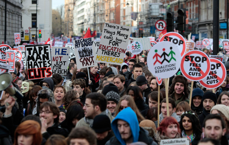 Estudiantes se manifiestan en Londres por elevados costos educativos