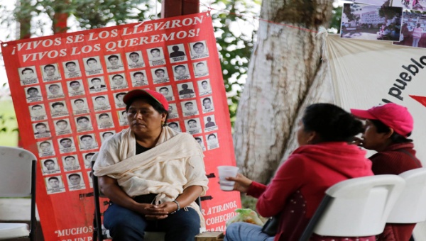 Padres de Ayotzinapa instalarán comisión mixta con la Procuraduría mexicana