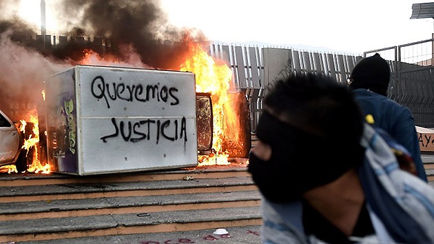 Video y Fotos: Manifestantes encapuchados prenden fuego al Palacio de Gobierno en Chilpancingo