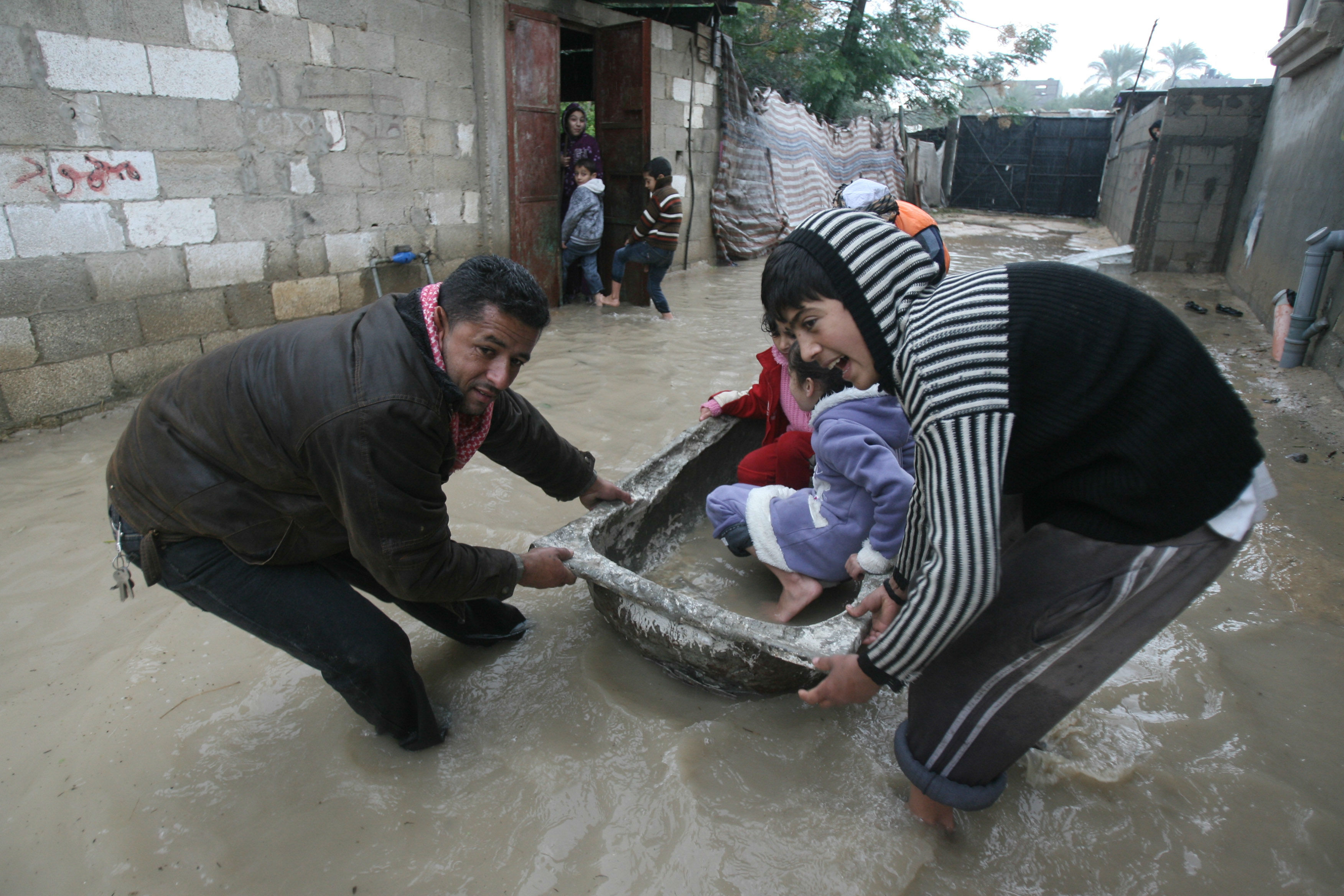 Inundación en Gaza empeora situación para miles de personas que quedaron sin casa después de la guerra