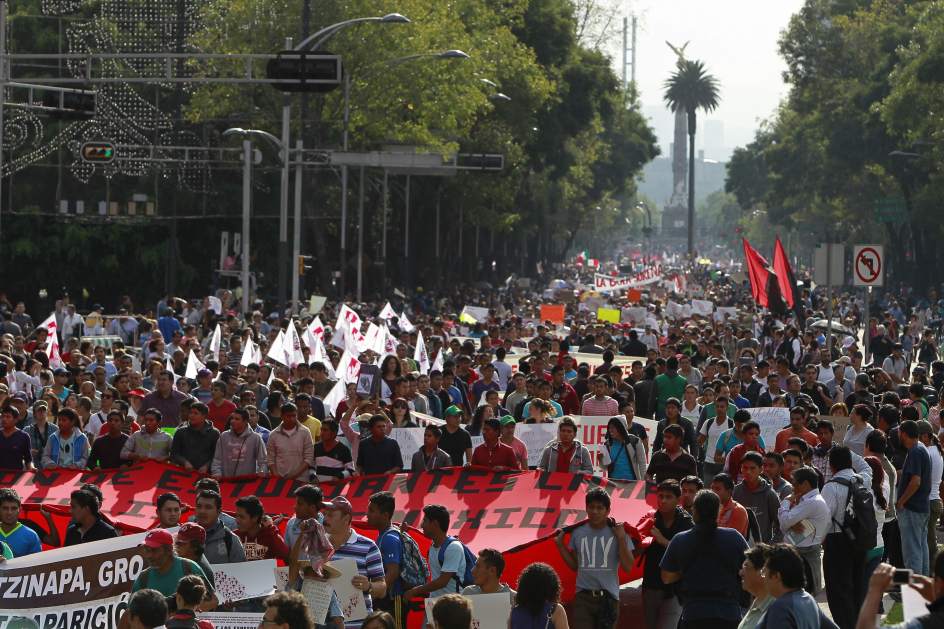 Maestros mexicanos atacan una sede del PRI y se enfrentan con la policía de Guerrero