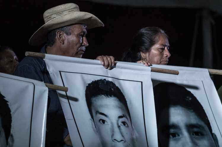 Padres de estudiantes desaparecidos denuncian que gobierno mexicano intentó sobornarlos
