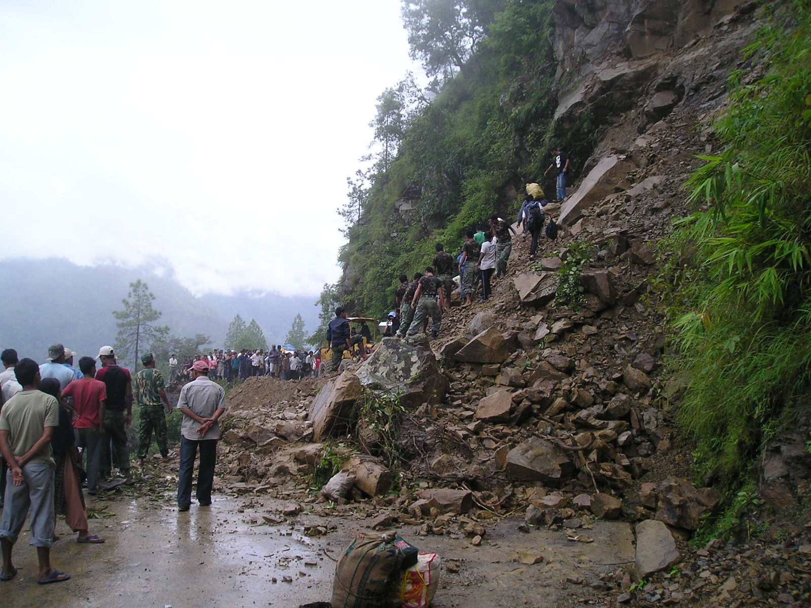 Se piensa que al menos 24 personas murieron cuando un bus se cayó al río Bheri en Nepal
