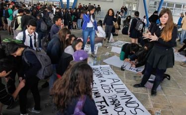 Alumnos protestan en las afueras del liceo Oscar Castro y se niegan a rendir Simce