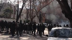 Lanzan bombas molotov a Brigada de Homicidios de la PDI