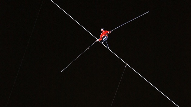 Un equilibrista bate el récord mundial al caminar entre dos rascacielos en EE.UU.