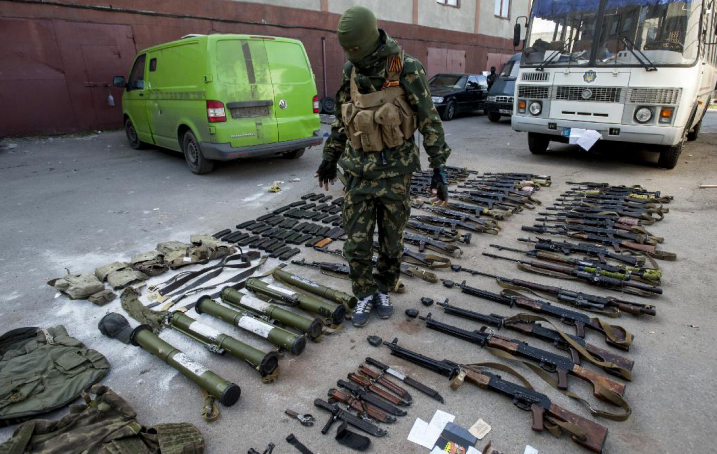Armas rusas en las manos de separatistas pro-rusos