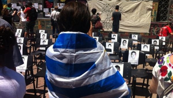 Uruguayos se solidarizan con familiares de estudiantes desaparecidos en México