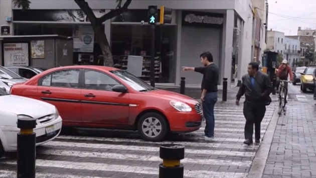 ¡Respeten a los peatones!: Video de mexicano que desafía a los automovilistas se hace viral