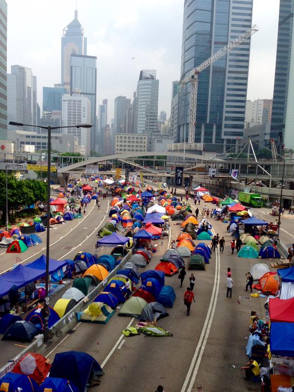 Manifestantes en lágrimas por despedida de los sitios ocupados en Hong Kong