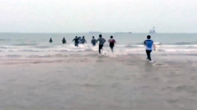 Video: Jóvenes forman cadena humana para rescatar del mar a una suicida en China