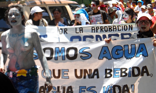 Miles de personas en El Salvador sin agua, gracias a Coca-Cola