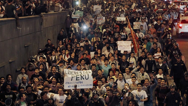 Marcha multitudinaria en Perú contra la polémica ley de empleo juvenil