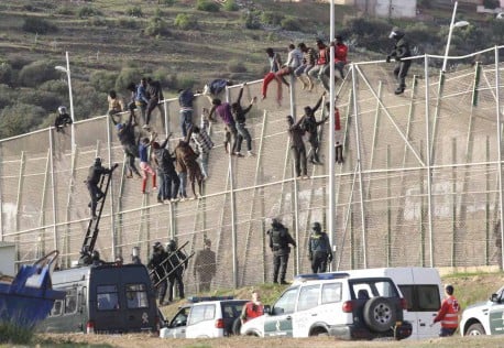 Ochocientas personas tratan de saltar la valla que separa España de Marruecos