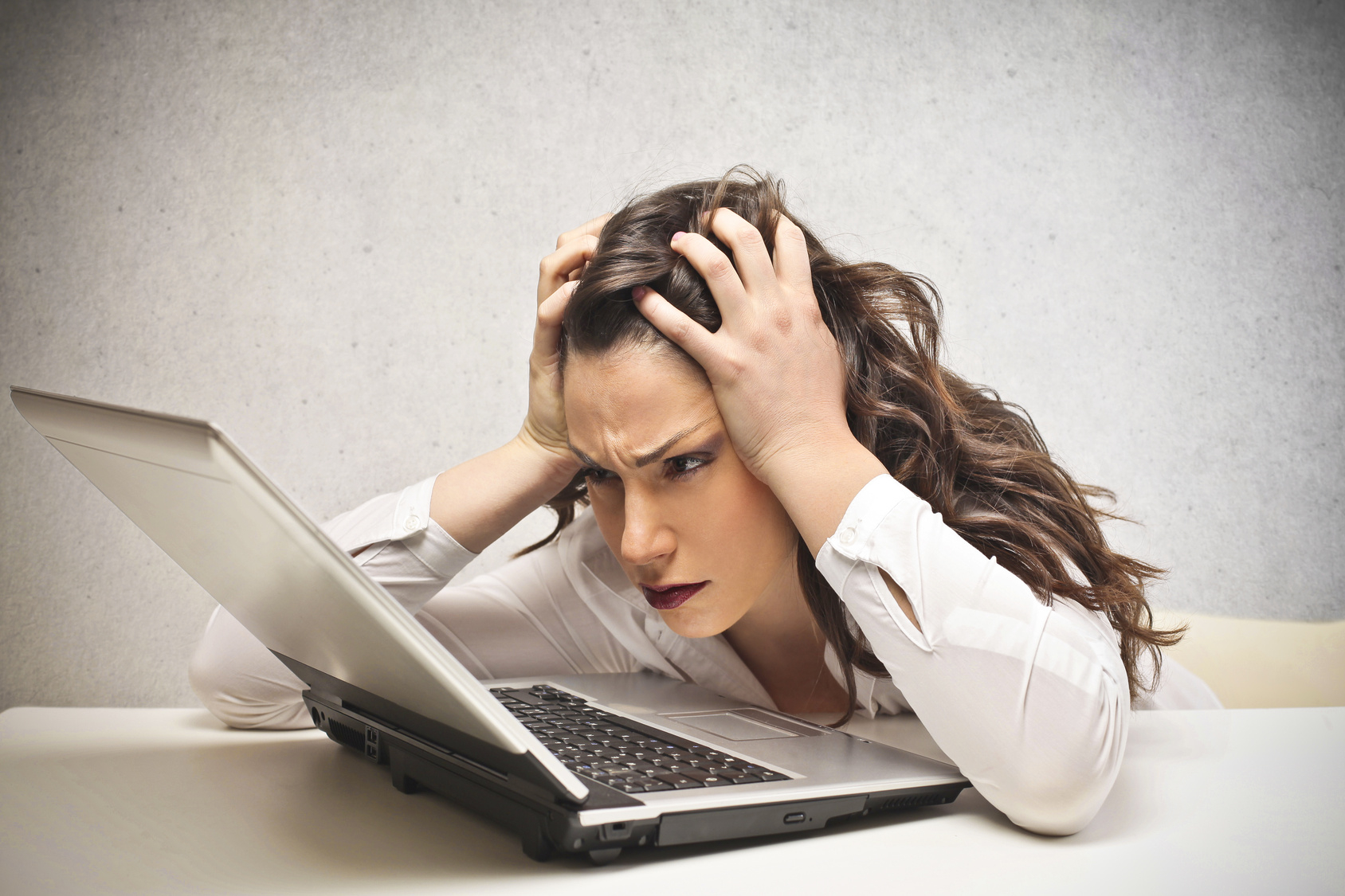 Устал компьютер. Человек в стрессе. Женщина в стрессе. Стресс и усталость от компьютера. Усталая женщина.