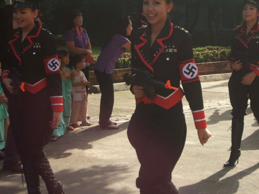Ira sobre película dirigida a escolares en Tailandia: un niño de colegio retratando a Hitler