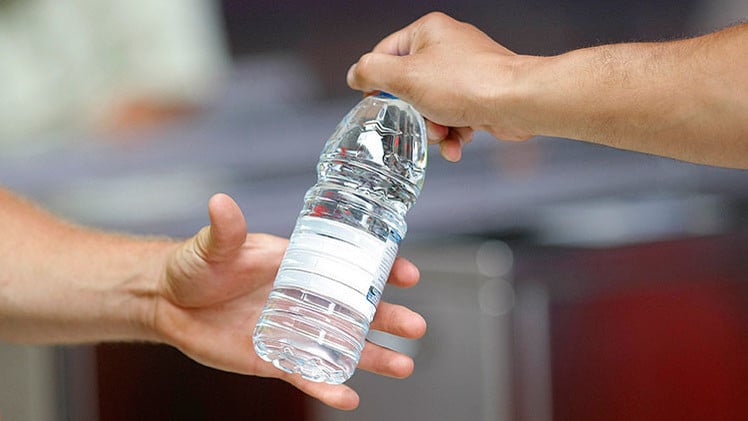 Las causas de por qué no se puede beber agua de botellas plásticas ni una sola vez