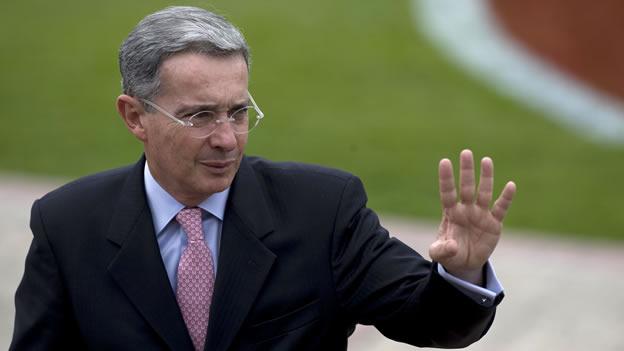 Colombia: Ex presidente Uribe es investigado como responsable de 3.000 asesinatos
