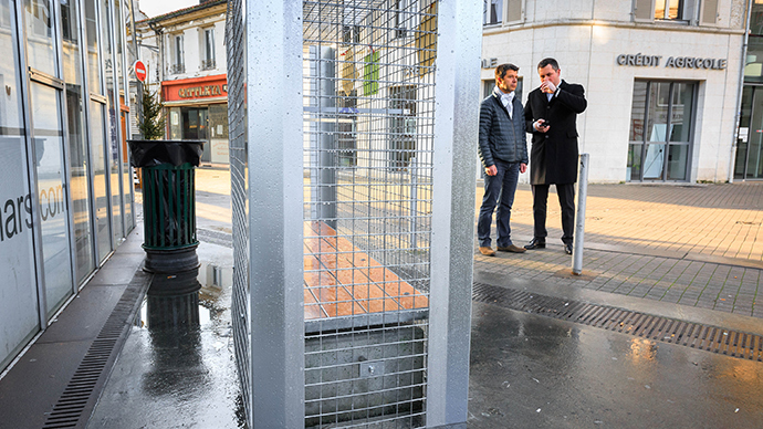 Ciudad francesa instala rejas en bancas: medida tomada contra los indigentes para navidad