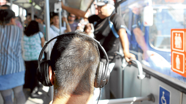 Diputados presentan proyecto para sancionar uso de audífonos en las calles