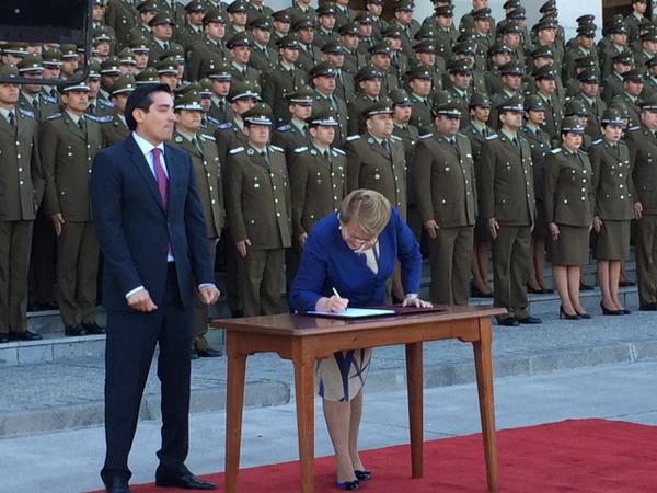 Bachelet promulgó ley que aumenta número de Carabineros en las calles