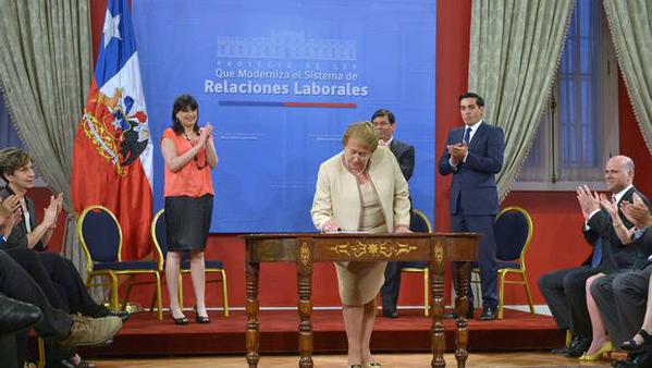 Bachelet firmó Agenda Laboral con transversal apoyo de la Nueva Mayoría