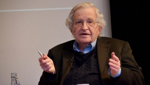 10 estrategias de manipulación a través de los medios, según Noam Chomsky