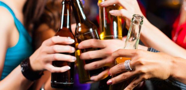 Jóvenes chilenos toman alcohol hasta apagar tele