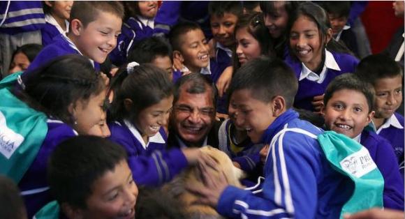 Presidente de Ecuador termina el 2014 con 80% de aceptación ciudadana según dos encuestadoras