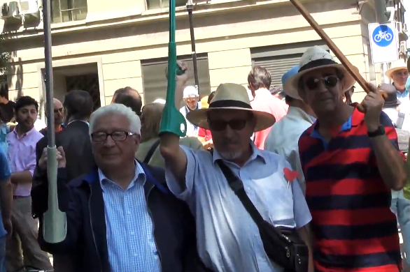 Inédita «marcha de los bastones» exige facilidades de transporte para los adultos mayores [VIDEO]