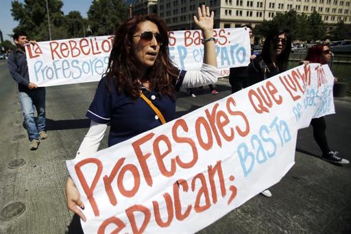 Profesores iniciaron huelga indefinida con masiva marcha en Santiago