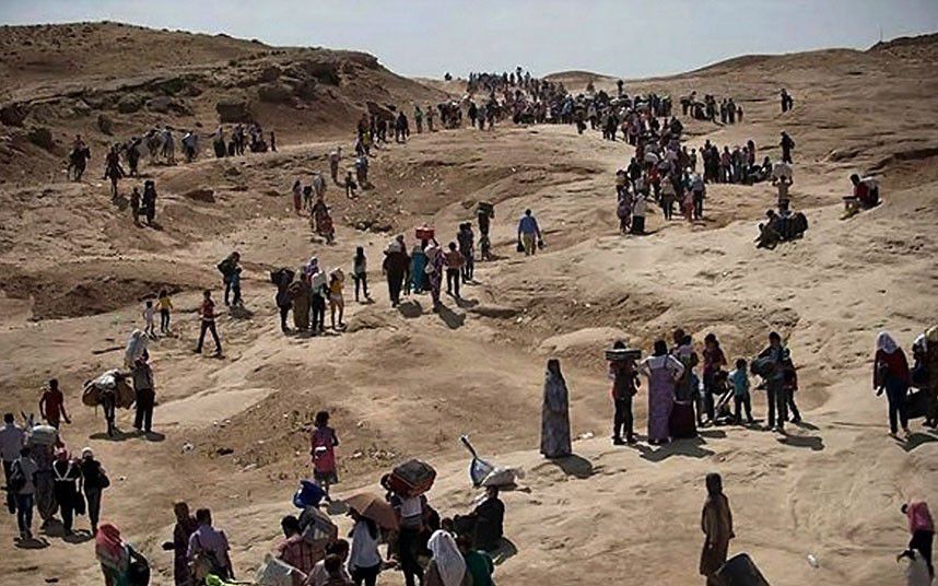 Las fuerzas armadas kurdas logran avanzar hasta la montaña de Sinjar: anuncian que rescatarán a los miles de personas atrapadas
