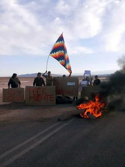 Indígenas se toman carretera y bloquean paso a Minera TECK