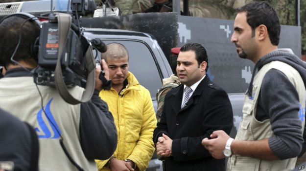 Programa de televisión iraquí enfrenta a presos y a familiares de víctimas: controversia asegurada
