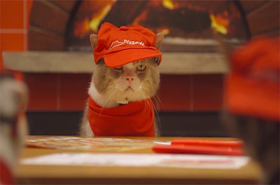 Humor: Japón tiene un tierno local de pizza atendido por gatos