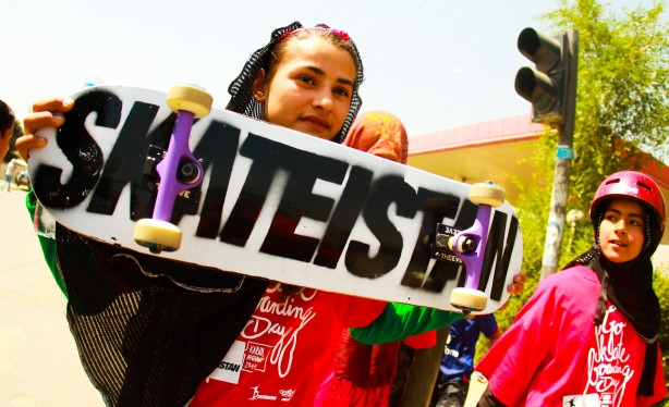 Dibujando otra imagen de las mujeres afganas: patinando en skate, jugando basketball y boxeando