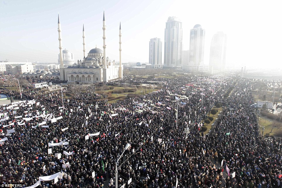 Decenas de miles de chechenos se manifiestan en contra de ‘Charlie Hebdo’