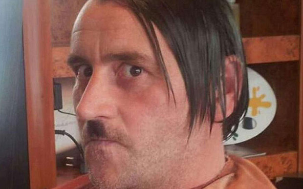 Líder de movimiento islamófobo alemán publicó selfie donde imita a Hitler