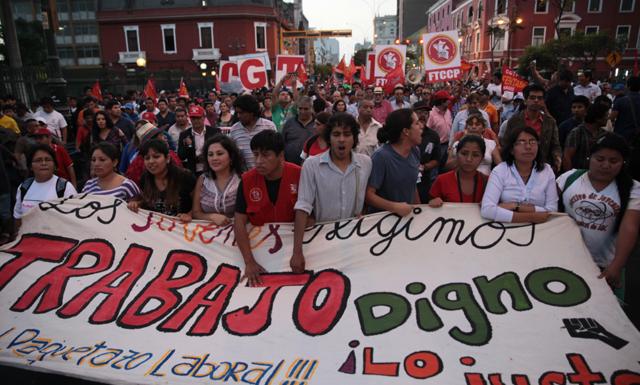 Jóvenes peruanos salen a la calle para protestar en contra de la reforma laboral