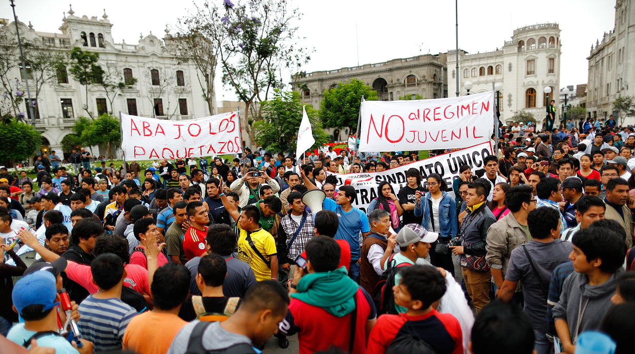 Perú: Movilización popular tumba Ley que recortaba derechos laborales a jóvenes