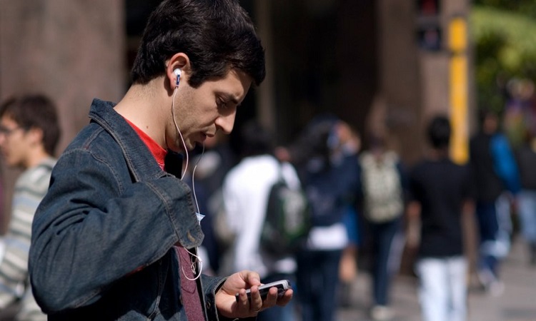 Comisión de Obras Públicas revisa controversial proyecto que propone sancionar uso de audífonos