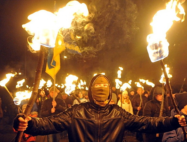 Miles de manifestantes derechistas marchan en Ucrania en conmemoración de “héroe” ultranacionalista