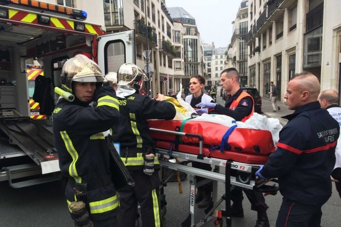 Doce muertos en un tiroteo en revista satírica francesa